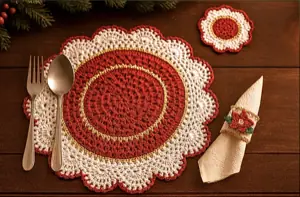 Sousplat de crochê vermelho e creme com talheres, porta-copos e guardanapo