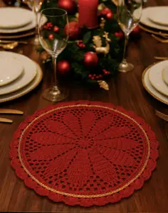 Sousplat de crochê vermelho com borda dourada