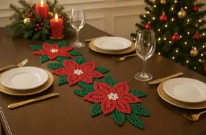 Caminho de mesa de crochê com flores vermelhas e folhas verdes numa mesa posta